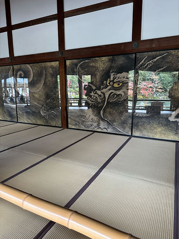 庭園とレザーバッグ