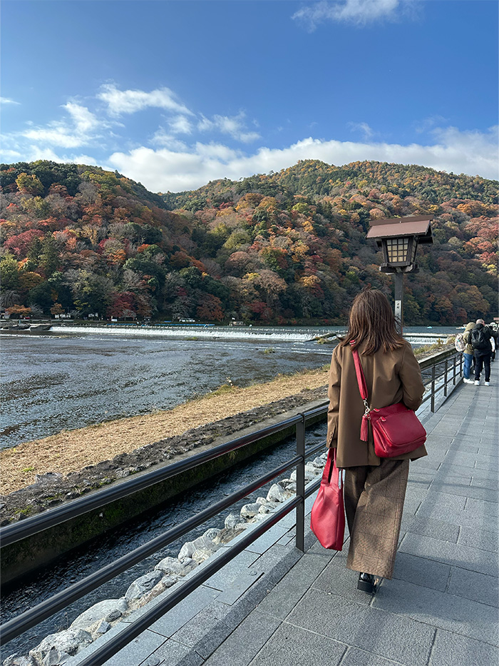 京都 嵐山 和の街並み ダークチェリー レザーバッグ