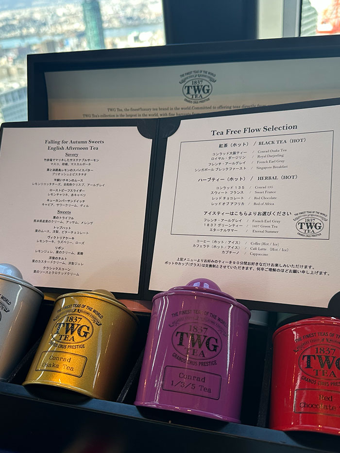 ホテルラウンジで愉しむイギリス風アフタヌーンティーのひととき