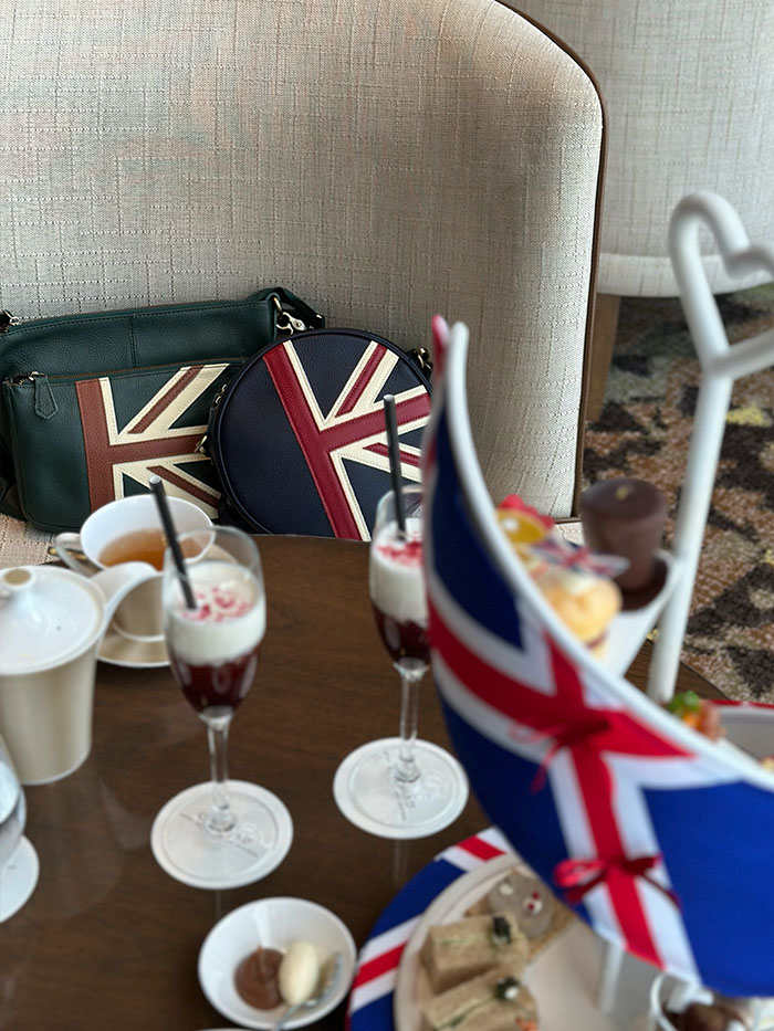 英国旅気分を演出するノートルファボリのレザーバッグ