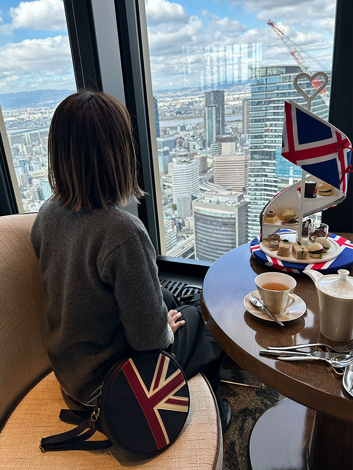 英国の雰囲気を楽しむホテル時間とレザーバッグ