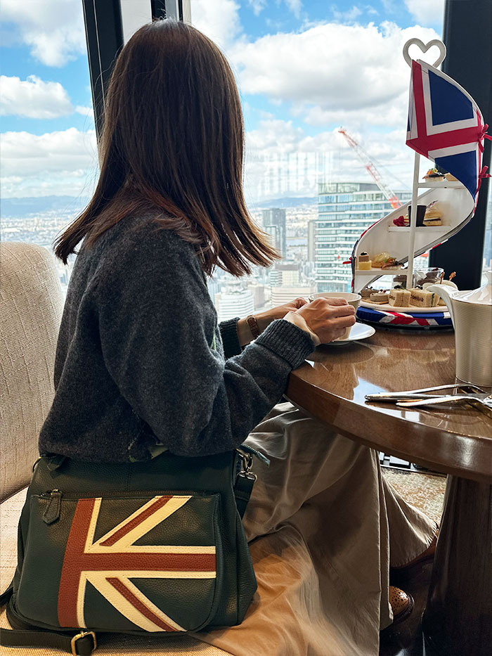 ホテルラウンジで映えるノートルファボリのレザーバッグ