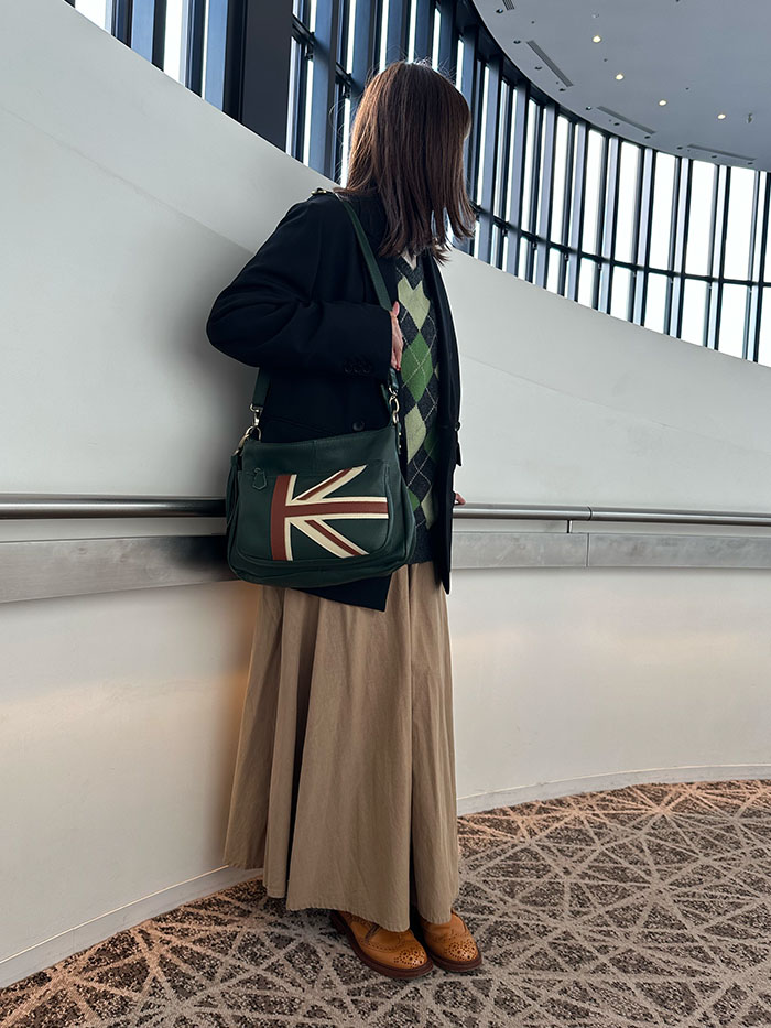 英国気分を高めるノートルファボリのレザーバッグとホテル時間