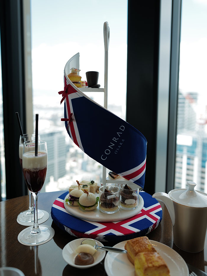 英国スタイルのスイーツが並ぶアフタヌーンティー