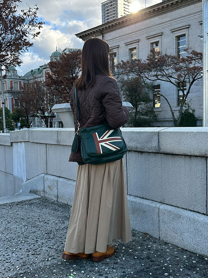 英国の空気を感じる装いとノートルファボリのレザーバッグ