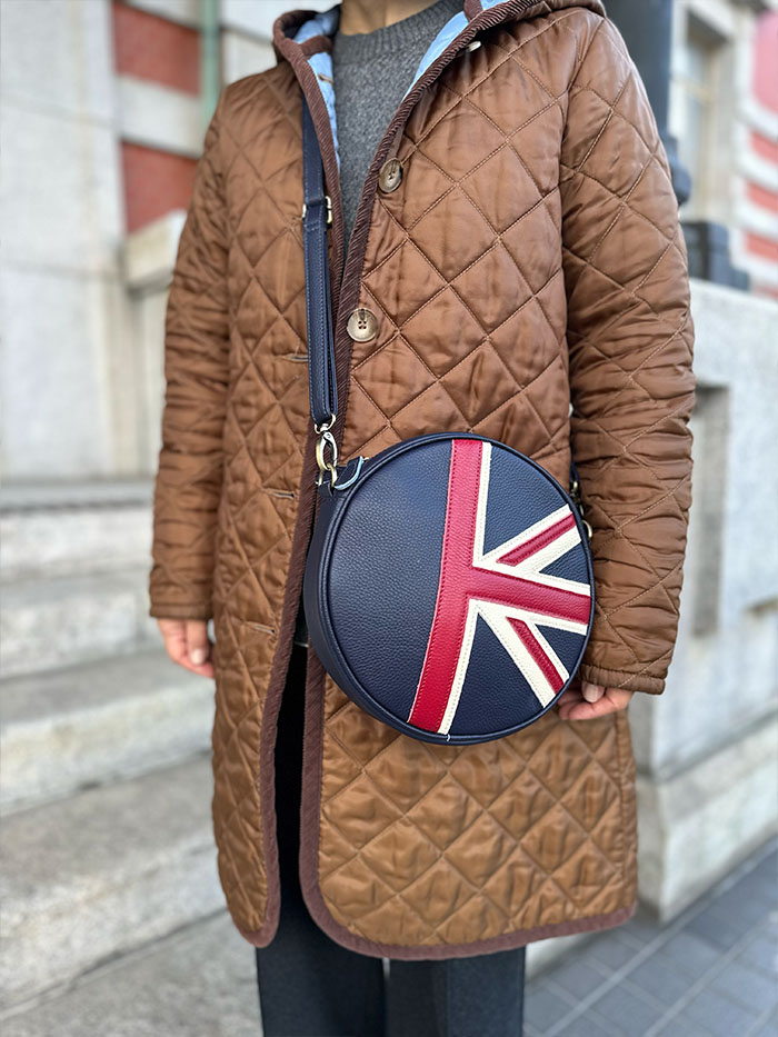 英国クラシックな装いとノートルファボリのショルダーバッグ