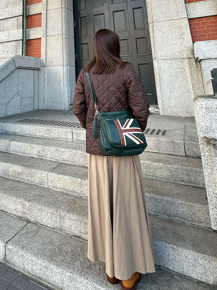 ユニオンジャックモチーフのノートルファボリのバッグ 英国気分の街歩き