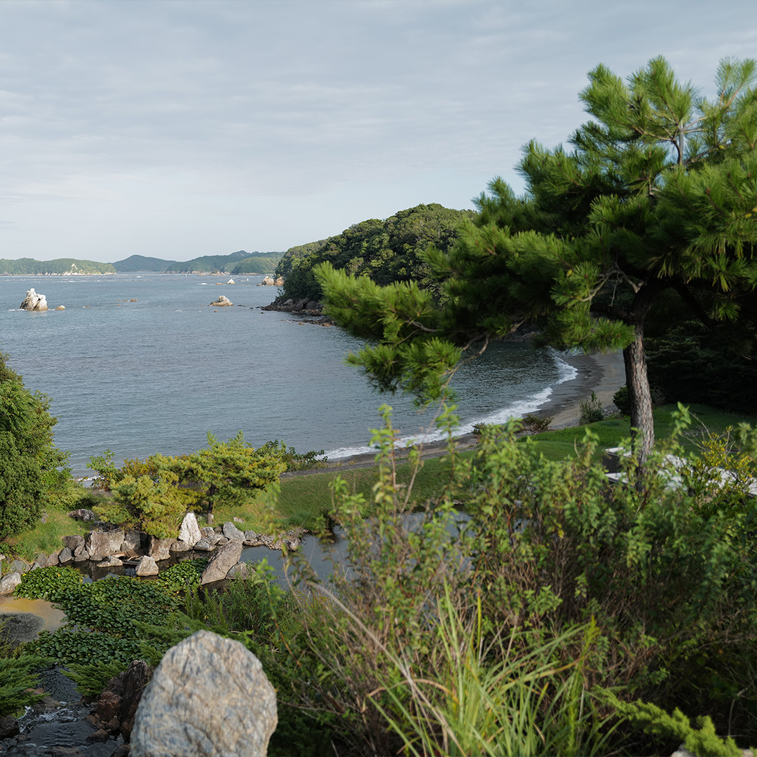 潮騒が心地よい鳥羽別邸から望む伊勢志摩の海辺の景色