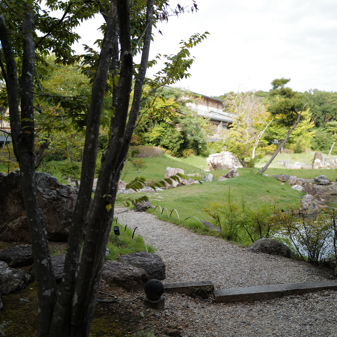 手入れの行き届いた鳥羽別邸の庭園の石畳と松の木