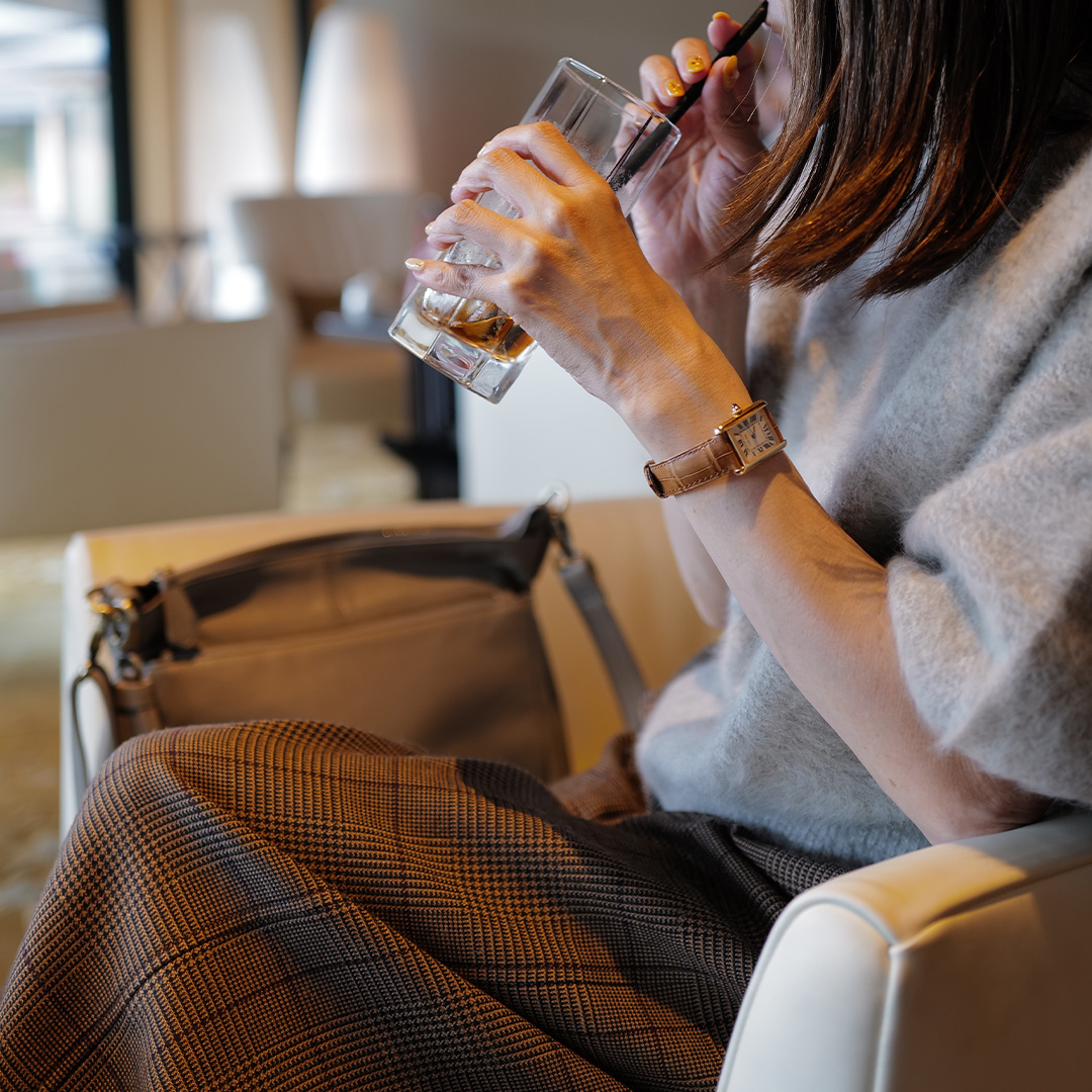 静寂に包まれた鳥羽別邸のオーナーズラウンジで日本庭園を眺めて飲むコーヒー