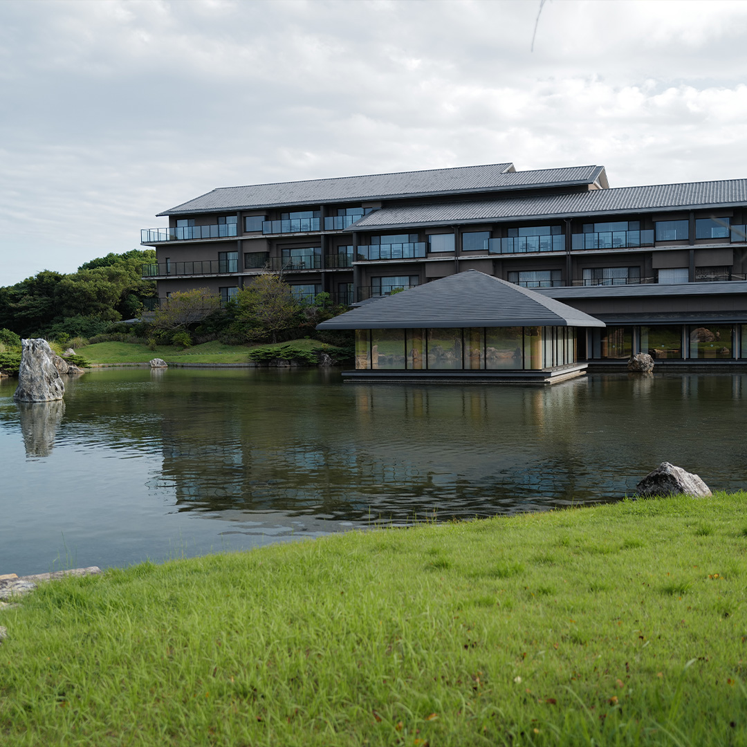 建物と海が一体となった鳥羽別邸の美しい日本庭園