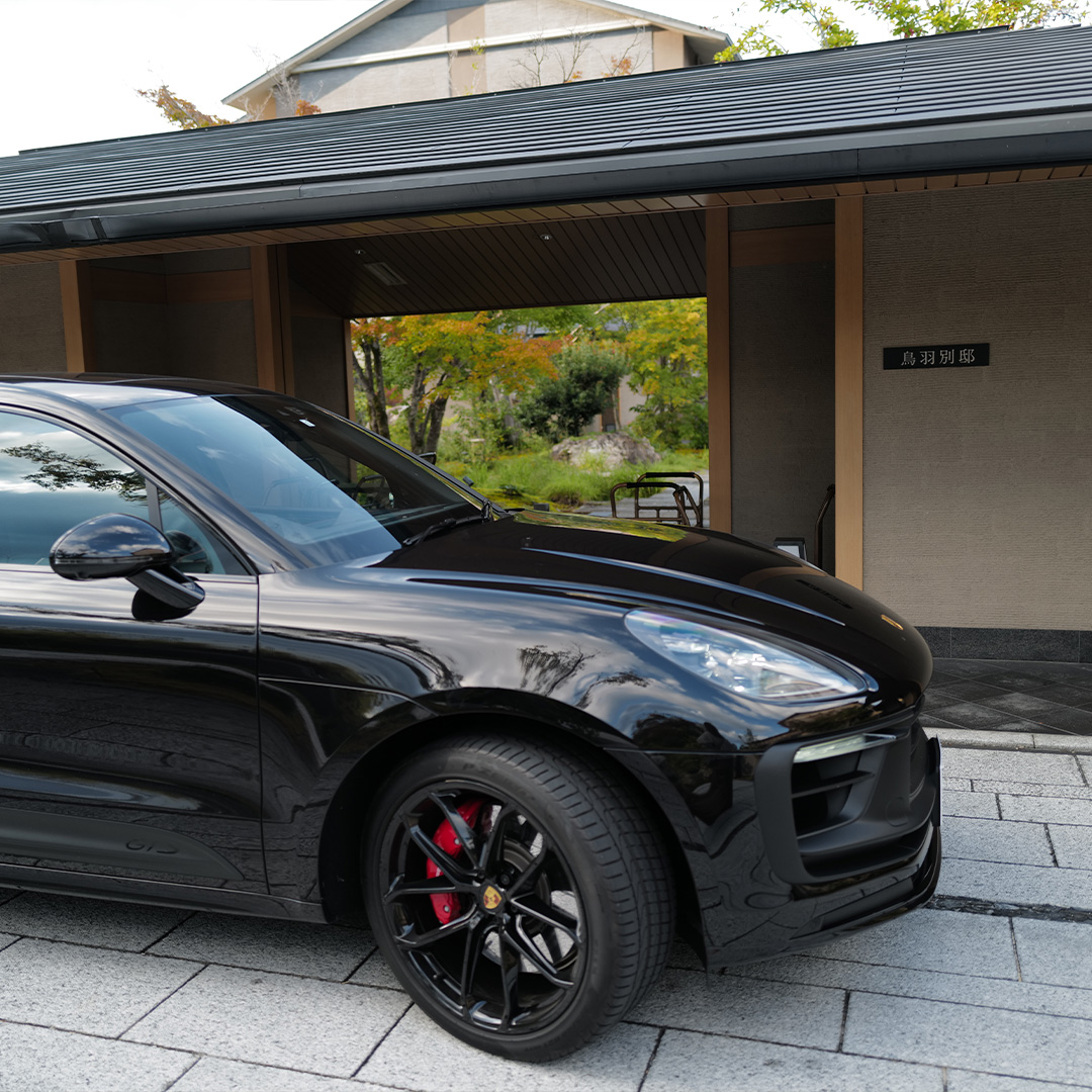 エクシブ鳥羽別邸の純和風な車寄せに停めたポルシェ