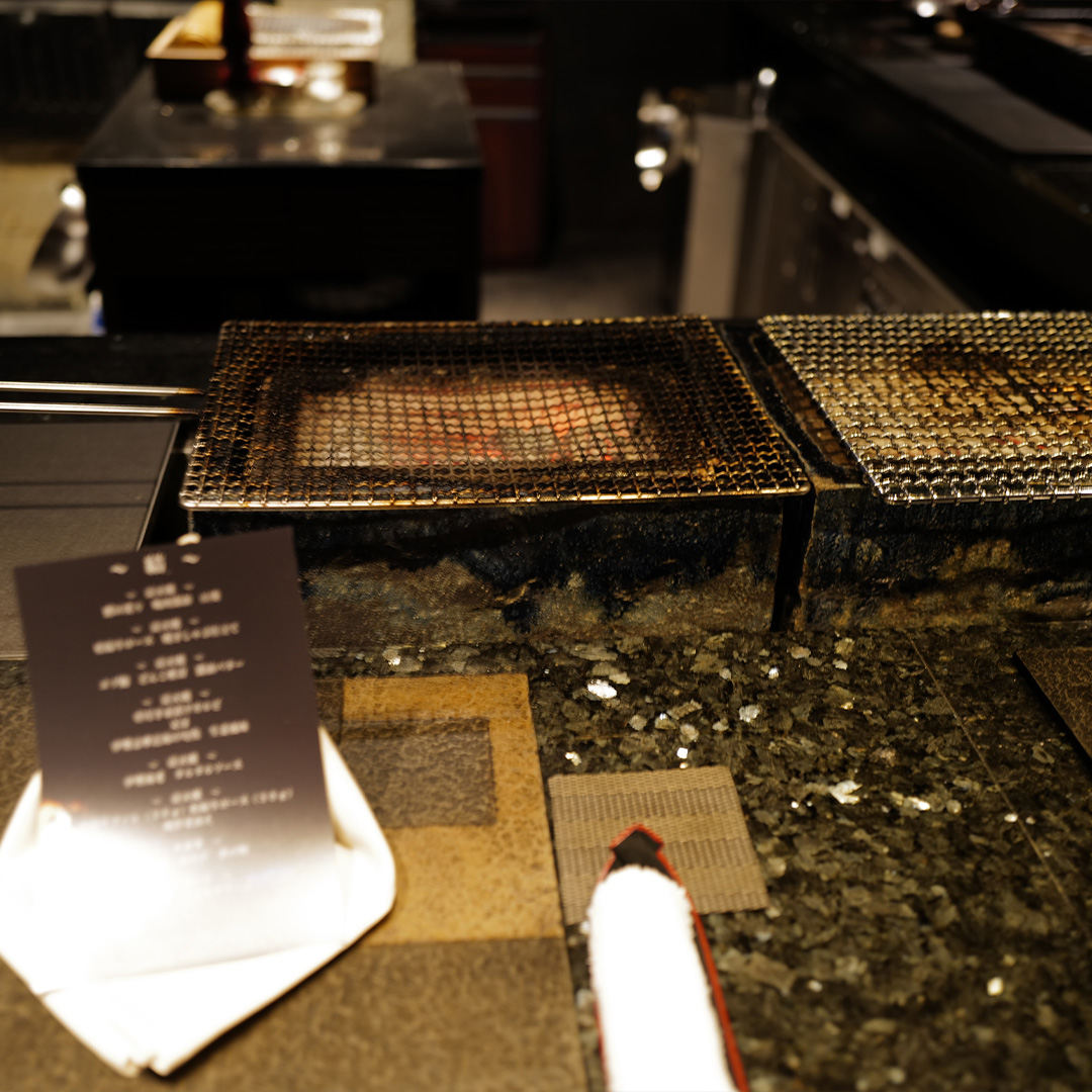 炭火焼「結」の囲炉裏で赤く燃える炭火