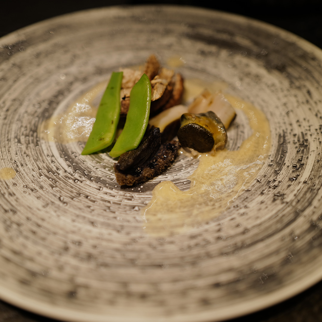 新鮮な黒アワビの炭火焼き