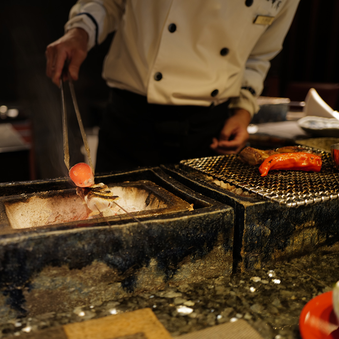 皮目を炭火で炙ったハモの料理