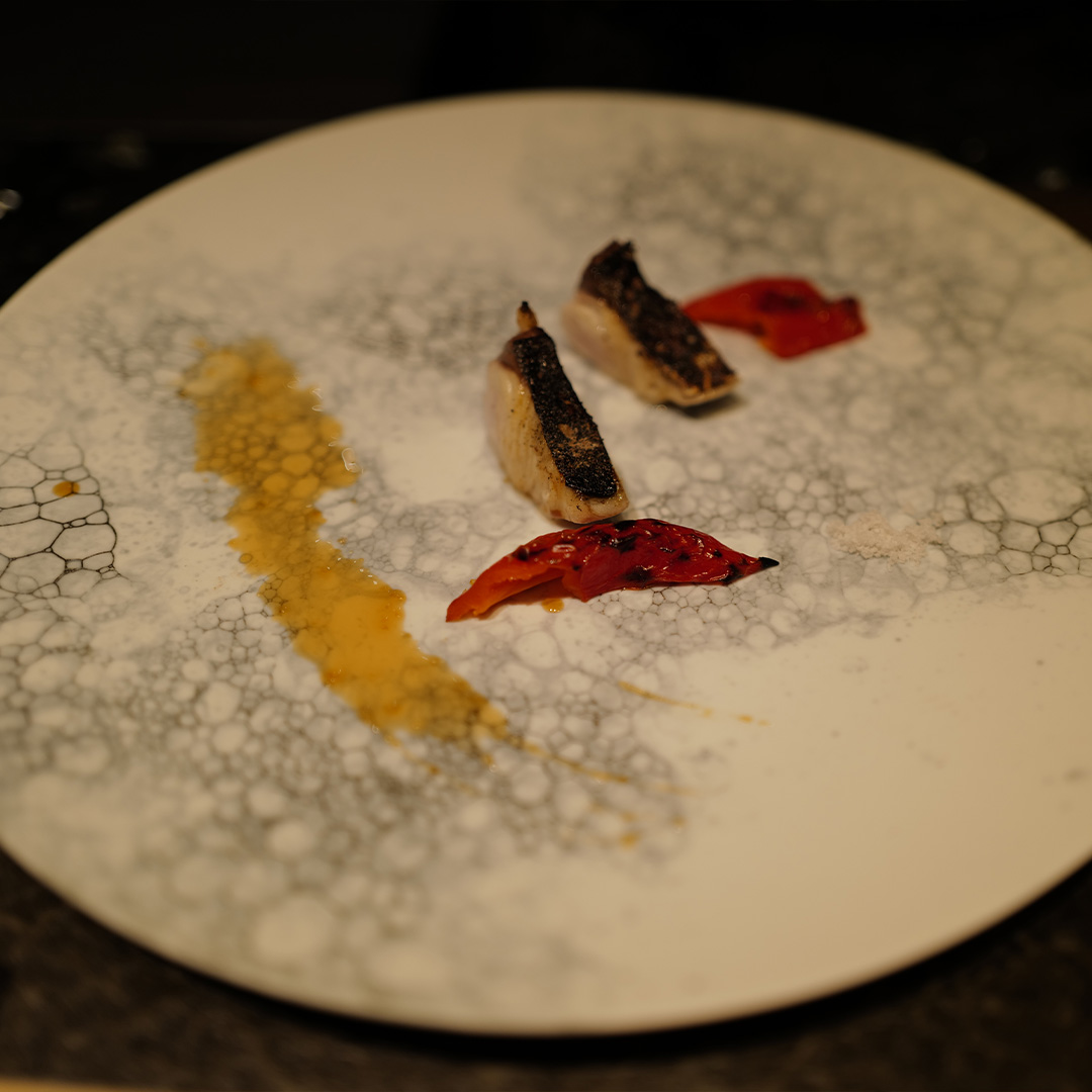 皮目を炭火で炙ったハモの料理