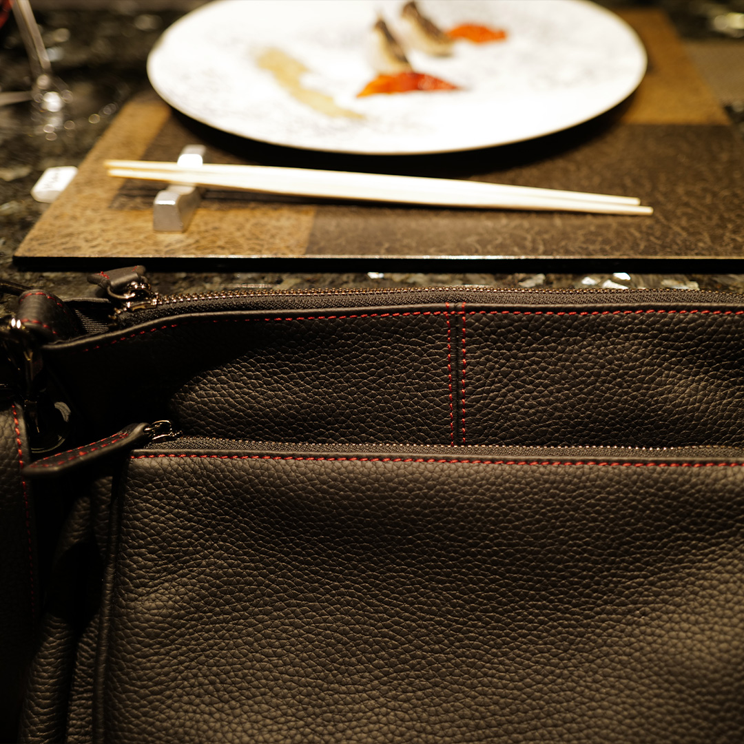 館内移動に便利なメンズショルダーバッグ「アリエル・プラス・GTS」