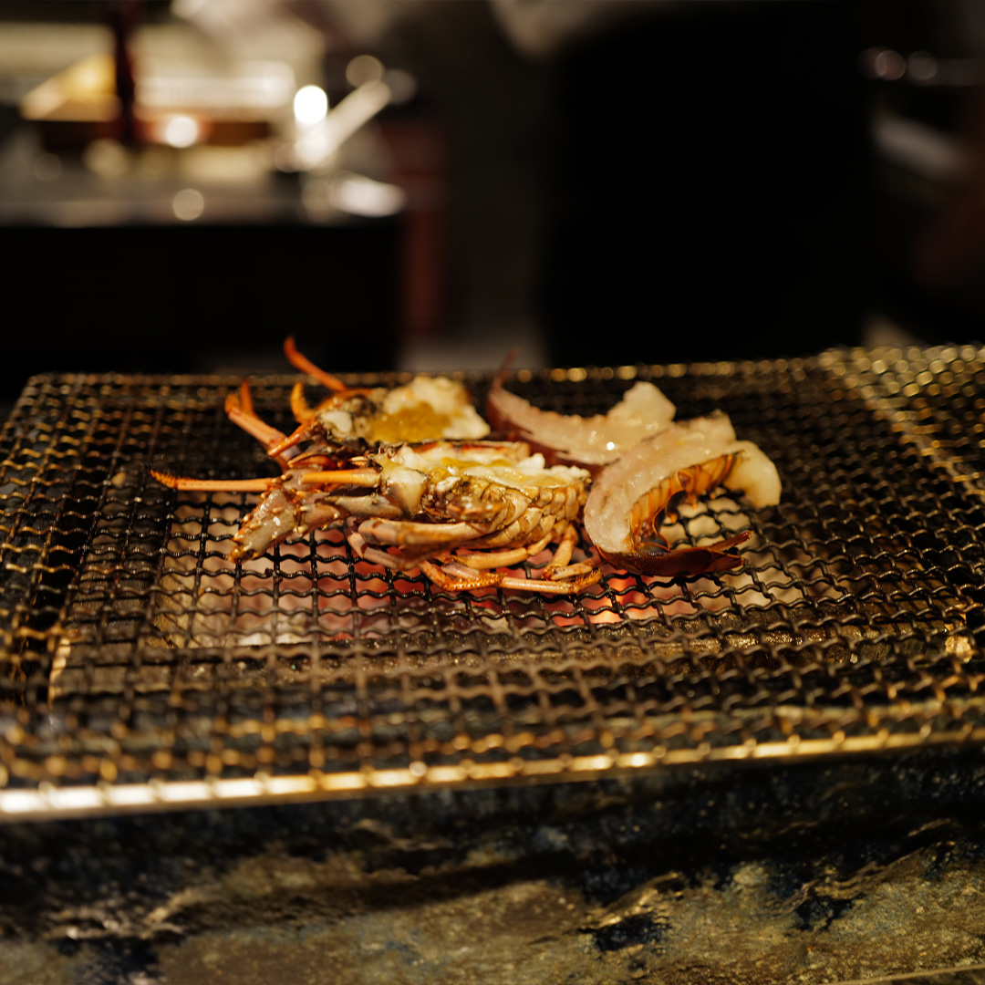 ぷりぷりの身が詰まった伊勢海老の炭火焼