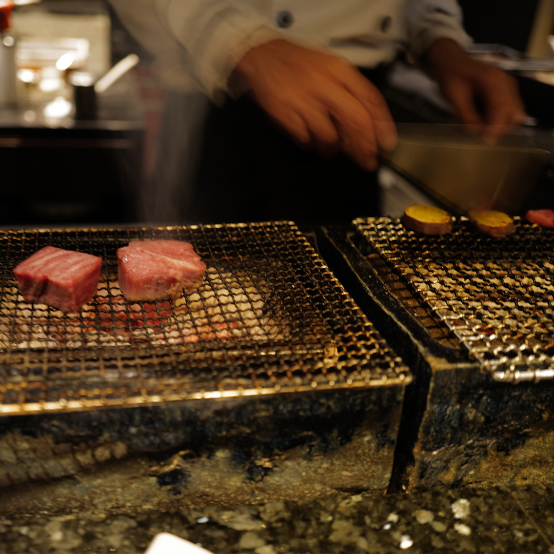 炭火で丁寧に焼く松坂牛の牛フィレとロースと旬な野菜