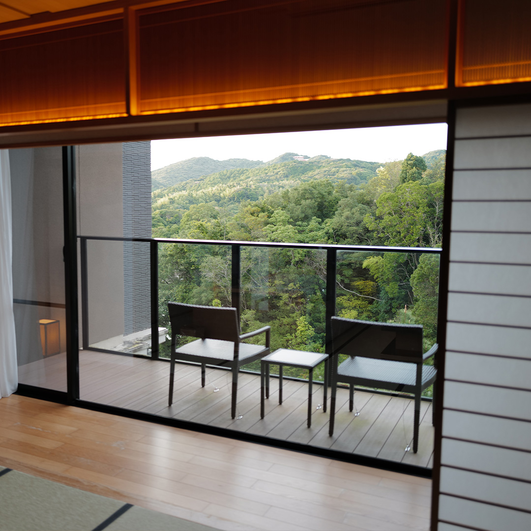 伊勢志摩の空と庭園を望む落ち着いた縁側とバルコニー