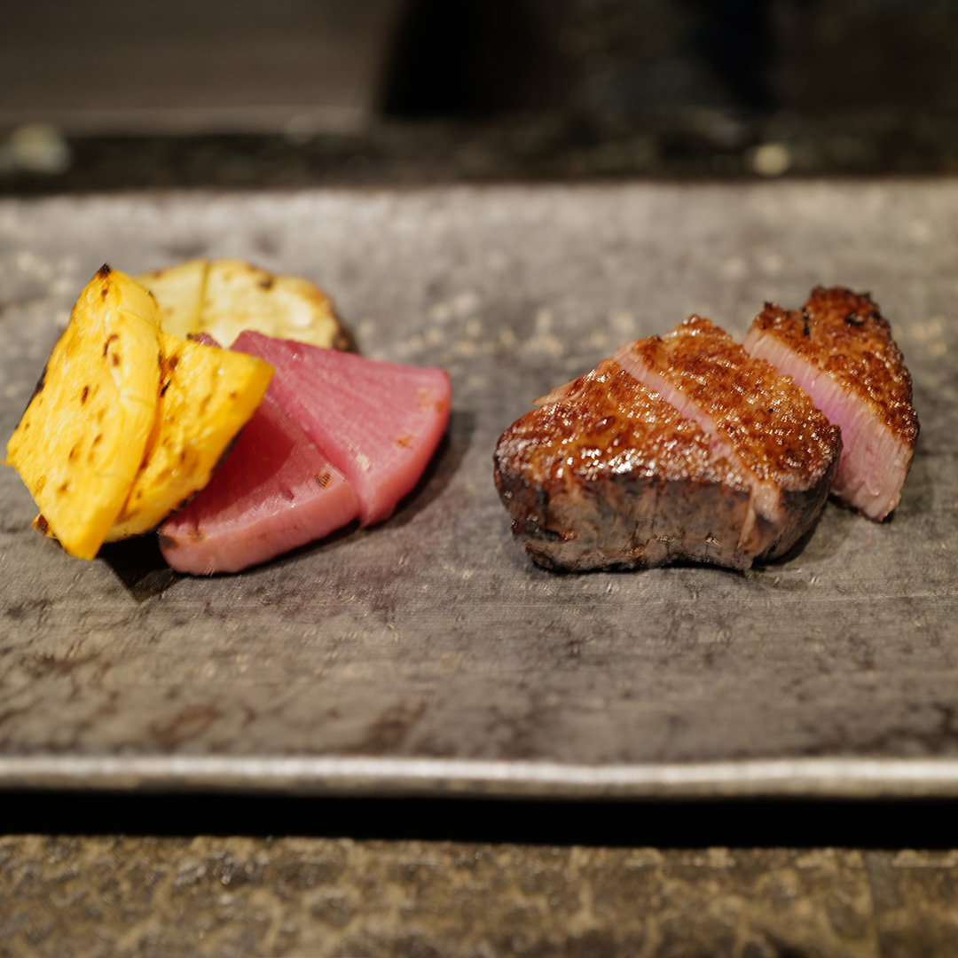 焼き目の美しい地元の野菜と松阪牛の炭火焼き