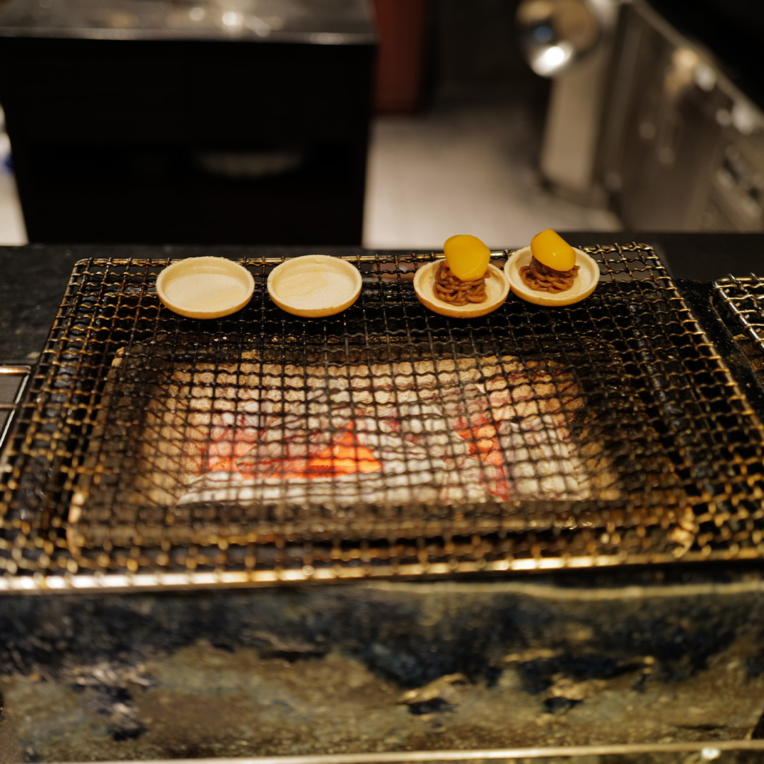 炭火の遠火で焼く栗入りの香ばしい最中(もなか)