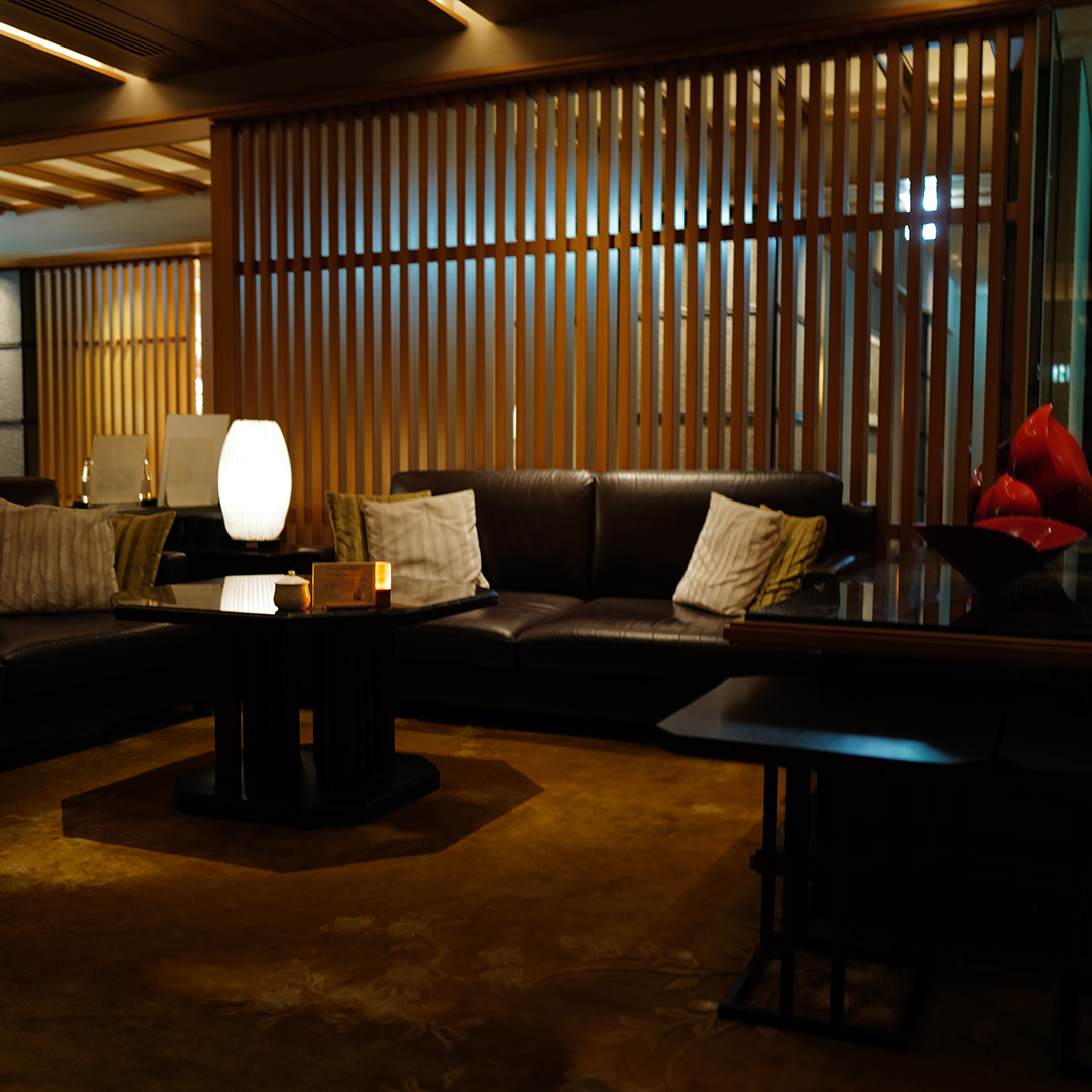 夜の静けさに包まれた鳥羽別邸のオーナーズラウンジ