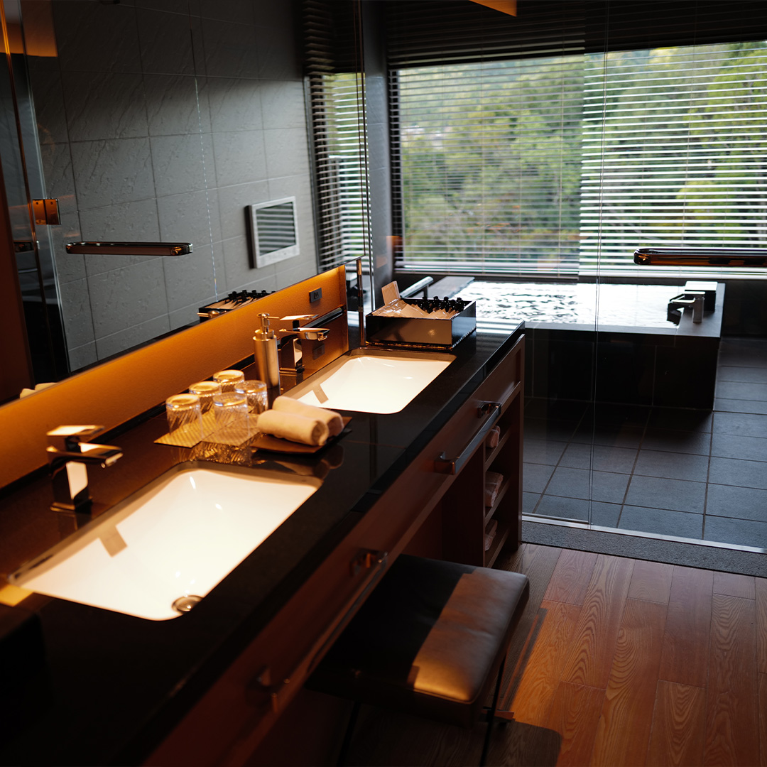 高級感と清潔感のある洗面スペースとバスルーム