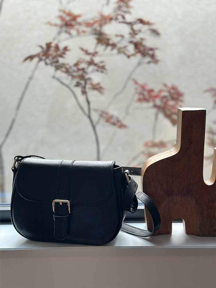 経年変化で艶の深まったノートルファボリのトートバッグ・ロシェル・ゼンの革のクローズアップ