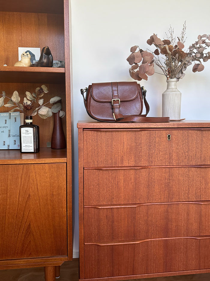 北欧ヴィンテージ家具とブラウンのノートルファボリのトートバッグ・ロシェル・ゼンの調和