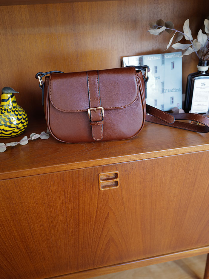 ブラックのノートルファボリのショルダーバッグ・シルヴィ・ゼンを持つ後ろ姿、上品なコーディネート