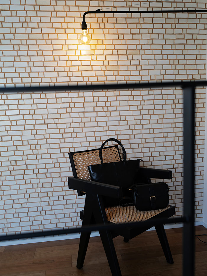 ブラックのノートルファボリのショルダーバッグ・シルヴィ・ゼン、モダンな空間と調和