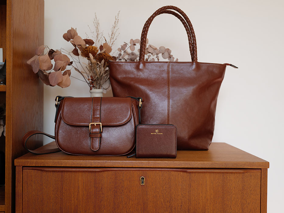 陽だまりでくつろぐ猫とノートルファボリのショルダーバッグ・シルヴィ・ゼン