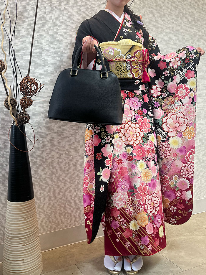 成人式の振袖にブランシュを合わせたコーディネート 和装と相性の良いノートルファボリのバッグ