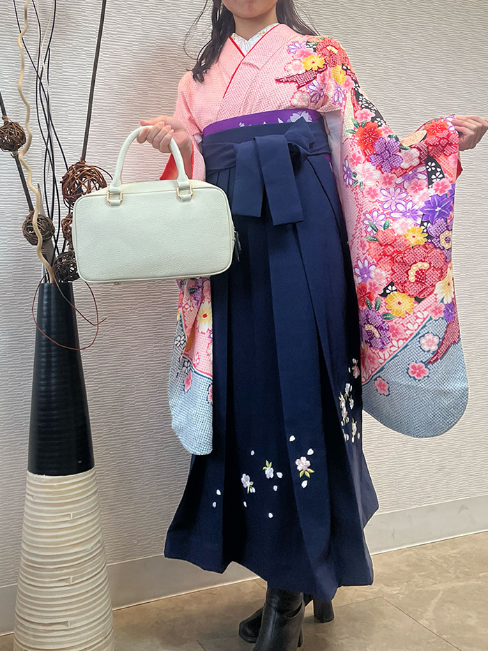 七五三の思い出着物を袴にアレンジし家族撮影 ノートルファボリのバッグとともに