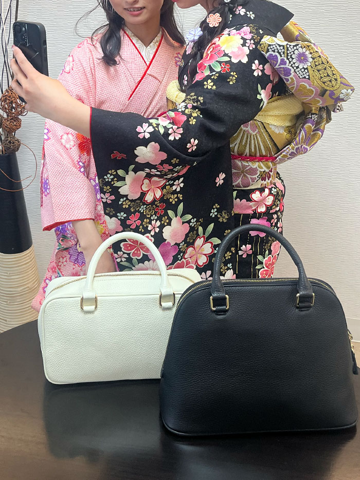 振袖姿の娘とノートルファボリのブランシュ 和装に合う本革バッグ
