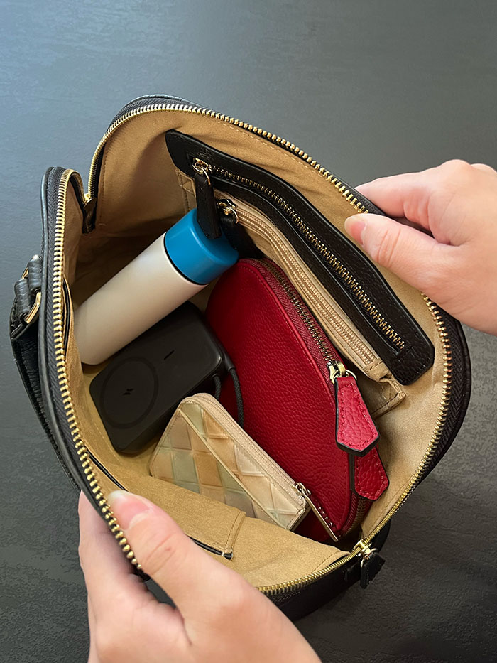 収納力に驚く娘とブランシュを手にする様子 成人式やセレモニーにも最適