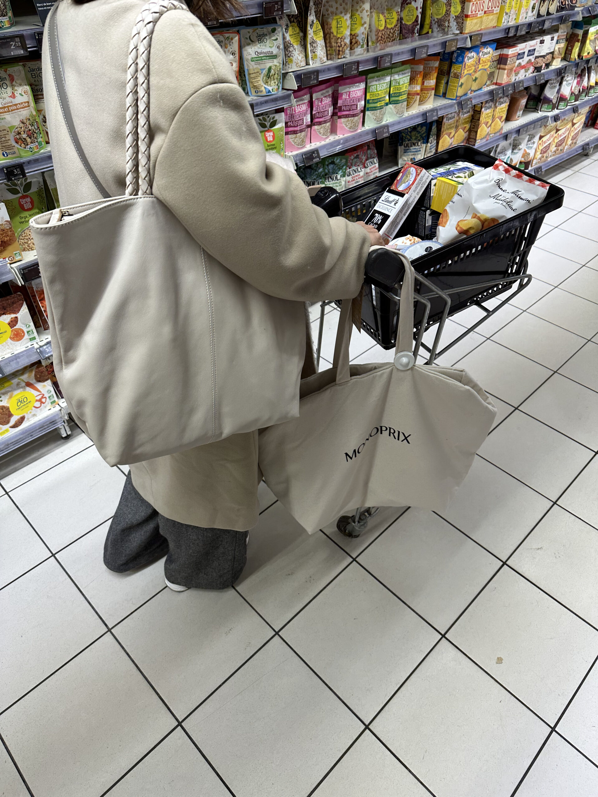 パリのスーパーでの買い物カート