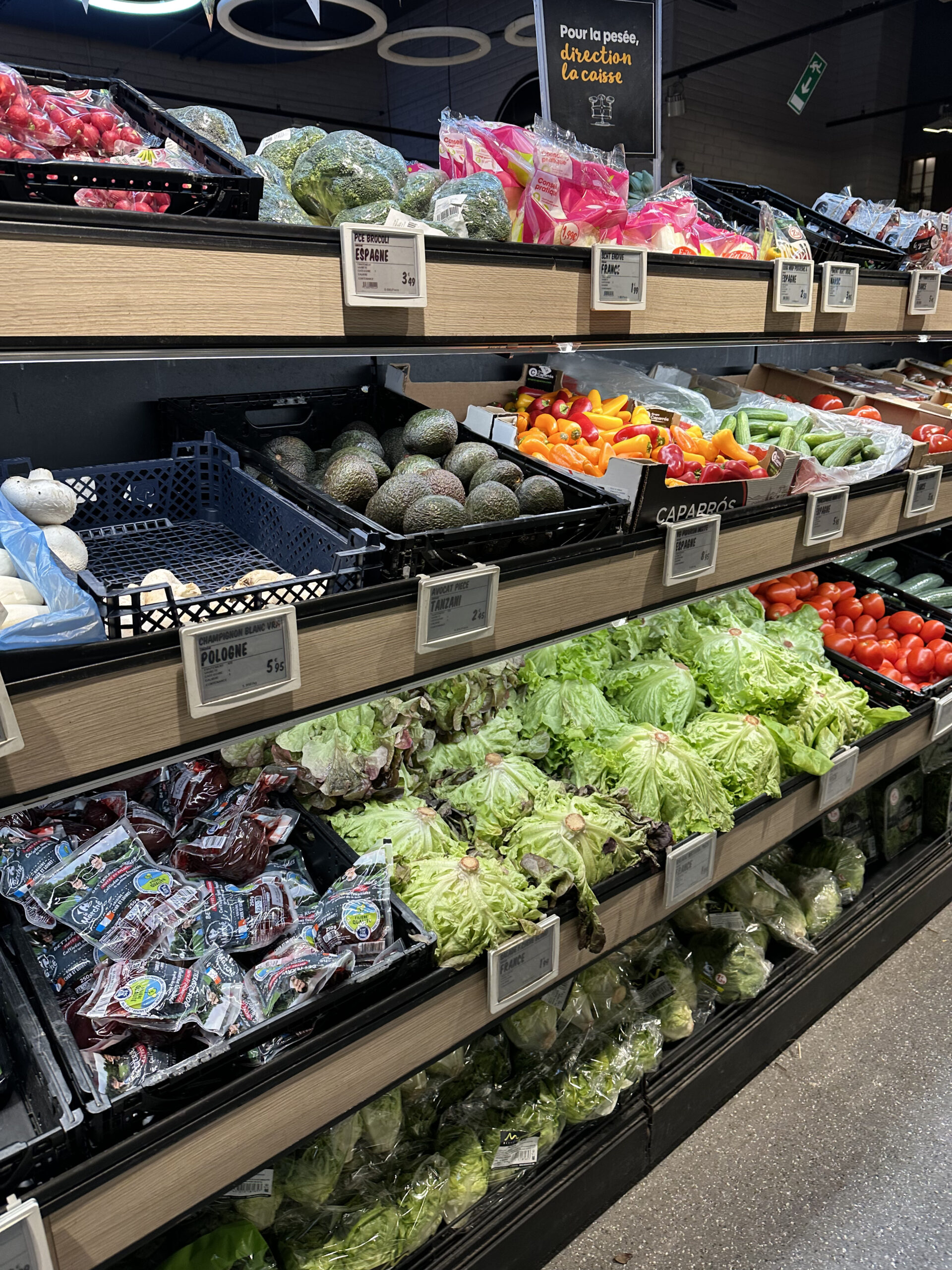 パリのスーパーの野菜売り場