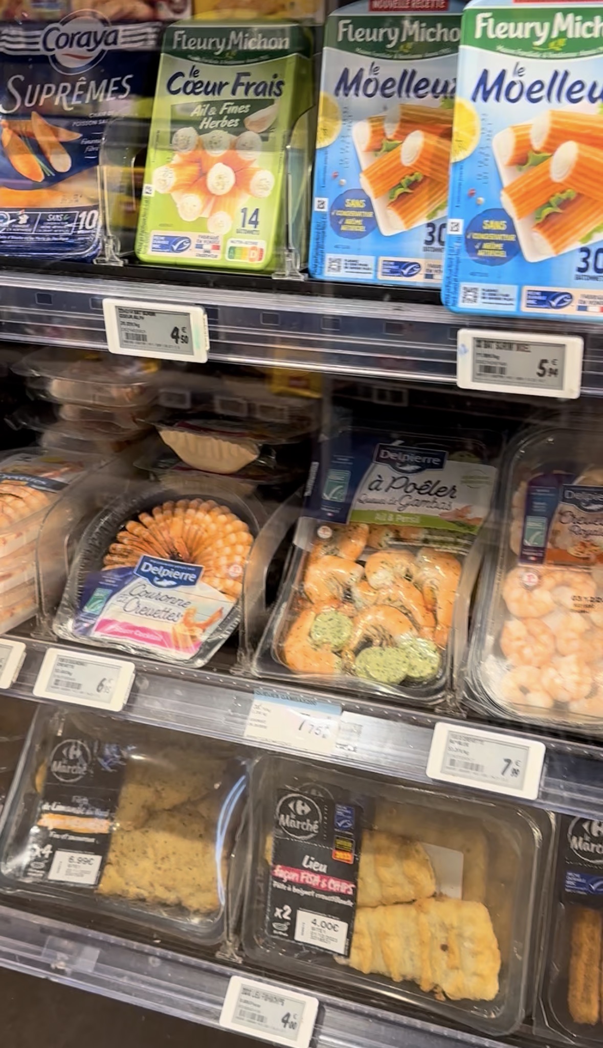 パリのスーパーのデザート売り場