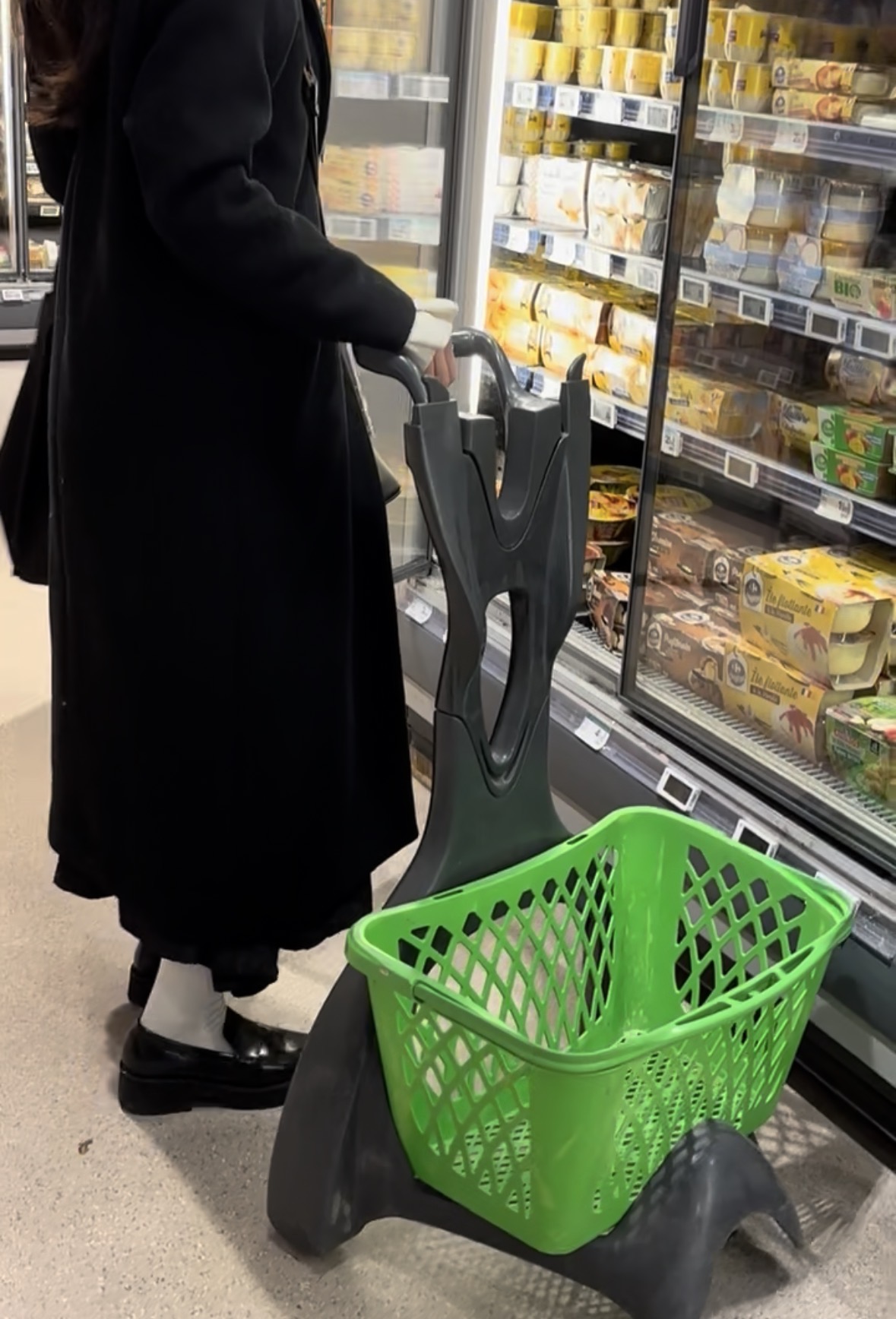 フランスのスーパーのヨーグルト棚