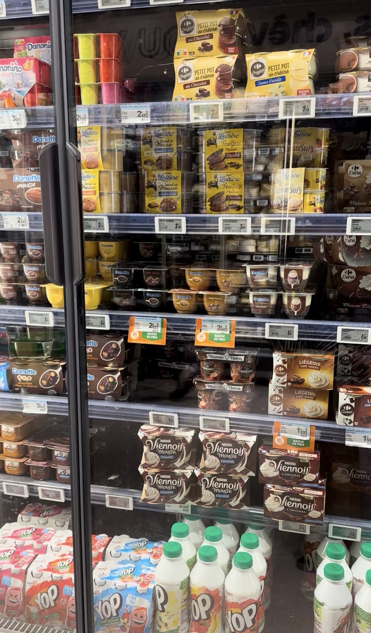 パリのスーパーの乳製品売り場