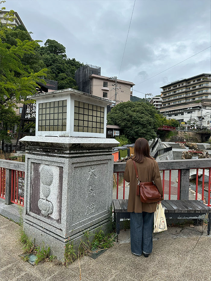 有馬温泉の赤い橋と川の景色