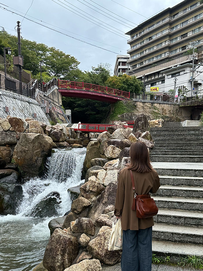 有馬温泉の温泉街にかかる赤い橋