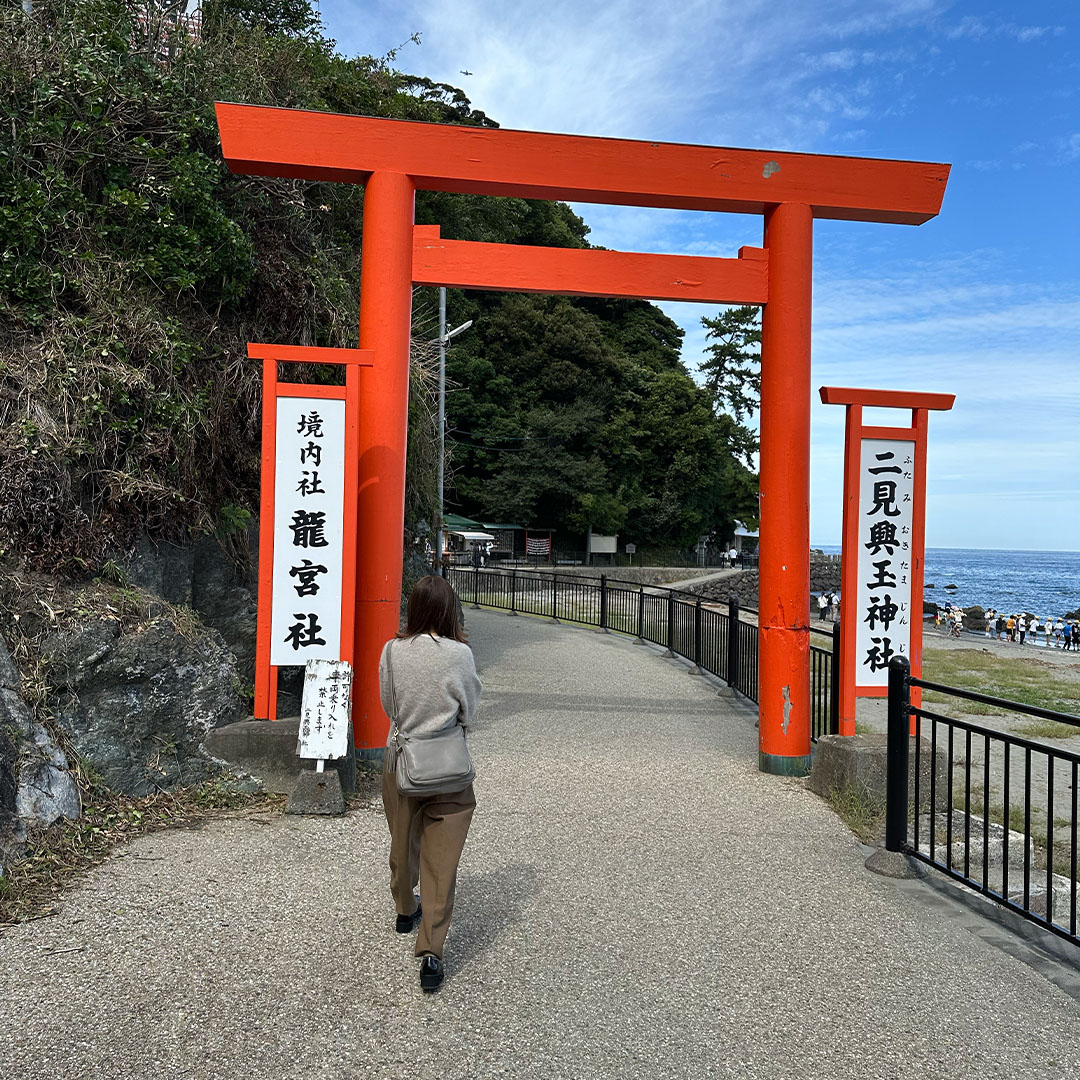 二見興玉神社の鳥居と50代夫婦旅の女性