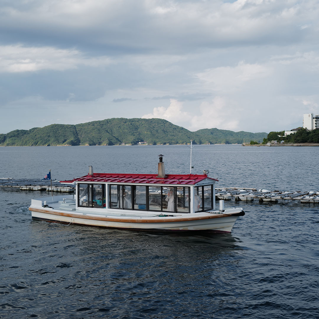 手を振って、帰っていく海女さんたち