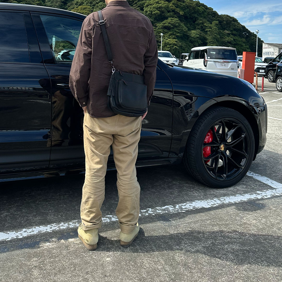 50代男性の夫婦旅行スタイルとジルGTSボディバッグ