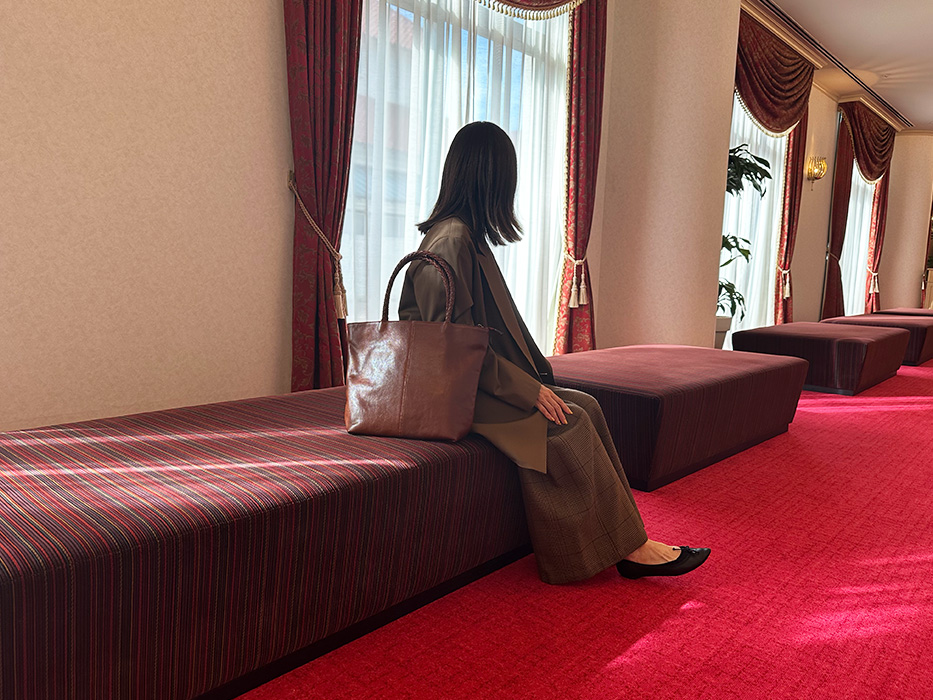 宝塚大劇場のロビーで観劇バッグと過ごすひととき