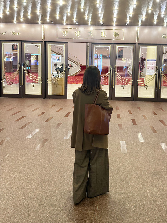 久しぶりの宝塚旅行で訪れた宝塚大劇場のロビー