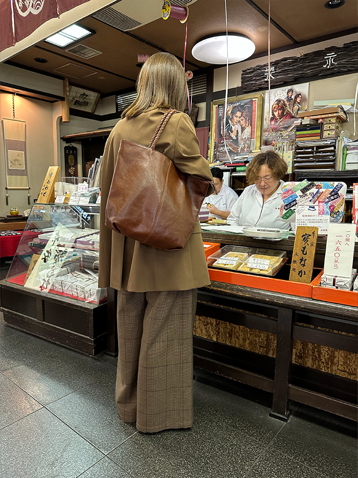 宝塚旅行で立ち寄った和菓子店の店内